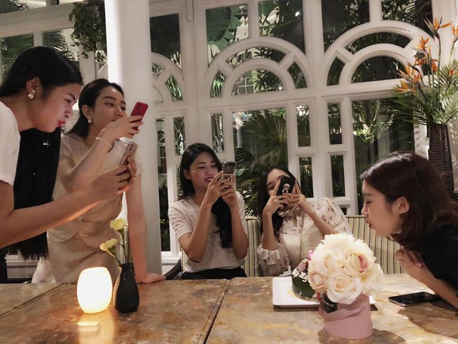 Các chị em hoa hậu tổ chức sinh nhật cho Mỹ Linh nhưng Á hậu Tú Anh lại gây chú ý hơn cả - Ảnh 3.
