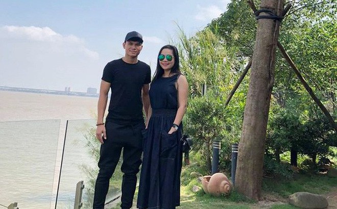 Vợ đại gia kim cương xuất hiện đằm thắm, vô cùng xinh đẹp trẻ trung bên cầu thủ Xuân Mạnh U23 Vợ đại gia kim cương xuất hiện đằm thắm, vô cùng xinh đẹp trẻ trung bên cầu thủ Xuân Mạnh U23