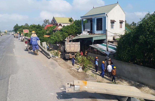 Chủ nhà bị thương nặng khi xe đầu kéo bay từ trên đường xuống đâm sập nhà - Ảnh 1.