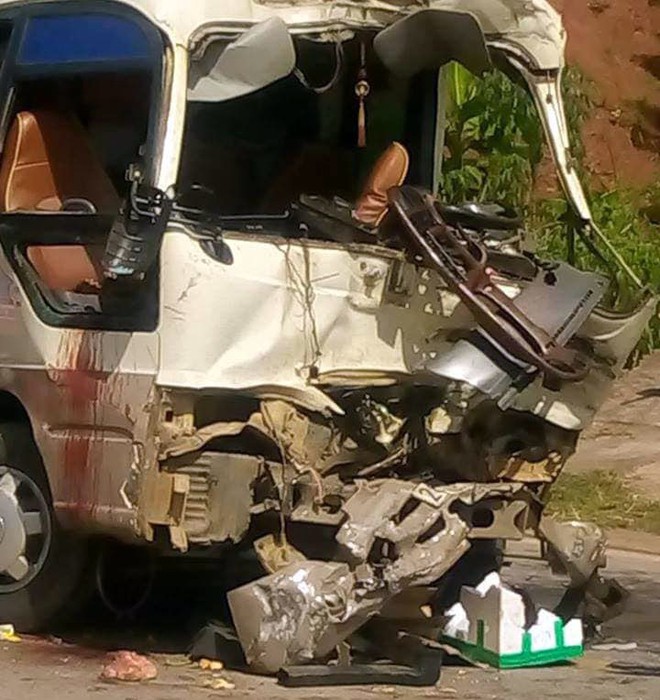 12 người bị thương khi xe đầu kéo tông trực diện ô tô khách ở Sơn La - Ảnh 1.