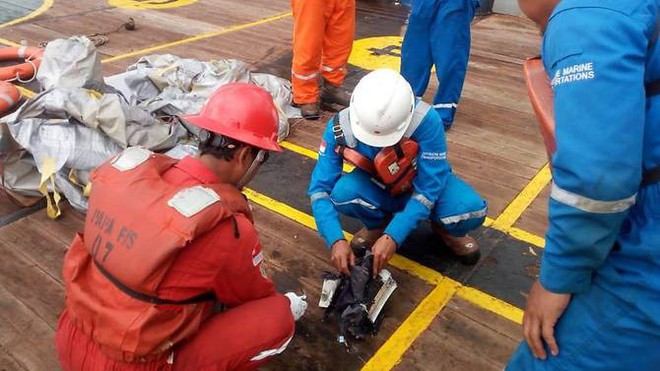 Indonesia: Máy bay chở 189 người lao xuống biển, có 20 quan chức chính phủ, mảnh vỡ vương vãi - Ảnh 6.