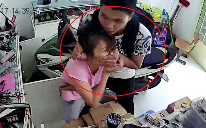 Thanh niÃªn bá»t máº·t káº¹p cá», dÃ¹ng dao ÄÃ¢m nhÃ¢n viÃªn cá»­a hÃ ng Bâsmart cÆ°á»p tÃ i sáº£n á» SÃ i GÃ²n