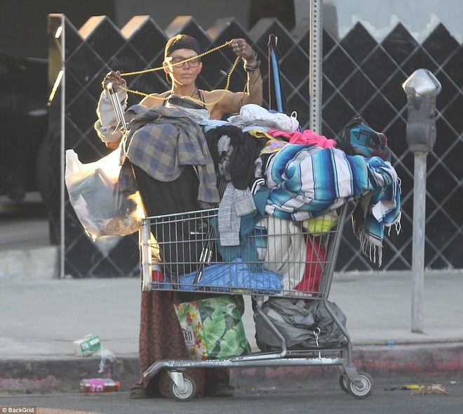 Người mẫu ly hôn sao Baywatch: Bế tắc, sống lay lắt trên phố, nhặt rác kiếm ăn - Ảnh 3.