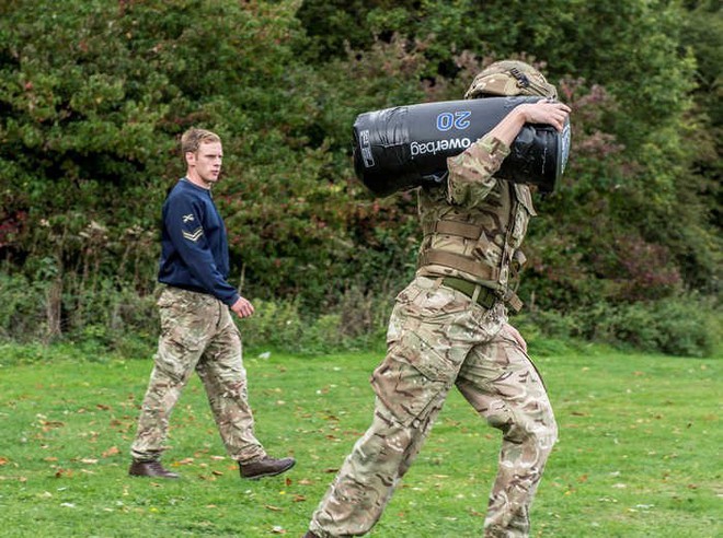 Tiêu chuẩn huấn luyện thể lực mới của quân đội Anh: Khắc nghiệt như địa ngục - Ảnh 6.