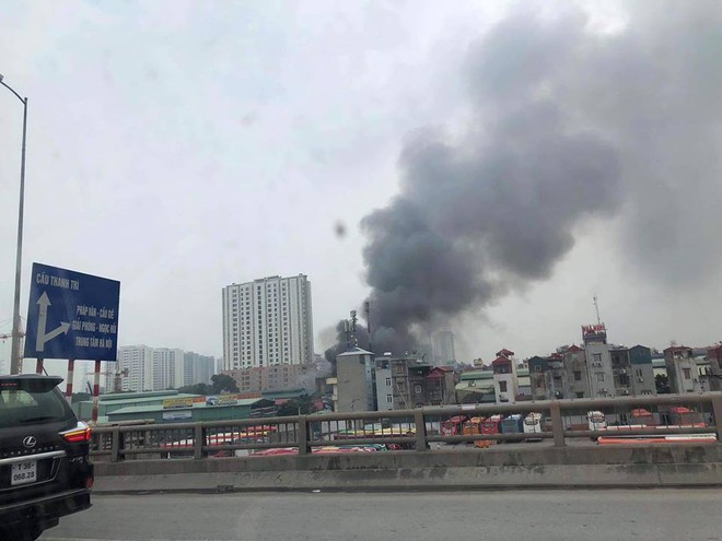 Hà Nội: Cháy lớn tại kho chứa hàng trên đường Ngọc Hồi - Ảnh 1.