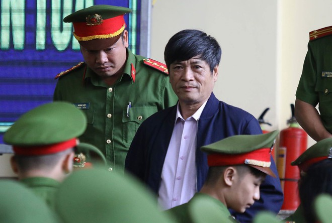 Cựu tướng Phan Văn Vĩnh, Nguyễn Thanh Hóa khỏe mạnh khi tới tòa, đi lại nhanh nhẹn - Ảnh 10.
