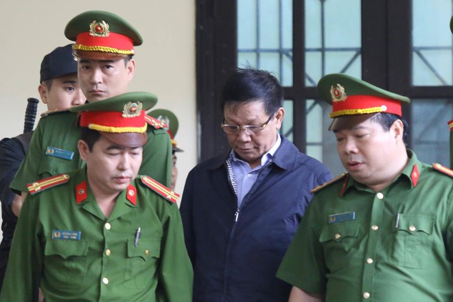 Cựu tướng Phan Văn Vĩnh, Nguyễn Thanh Hóa khỏe mạnh khi tới tòa, đi lại nhanh nhẹn - Ảnh 9.