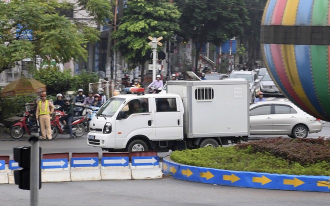 Cựu tướng Phan Văn Vĩnh, Nguyễn Thanh Hóa khỏe mạnh khi tới tòa, đi lại nhanh nhẹn - Ảnh 5.