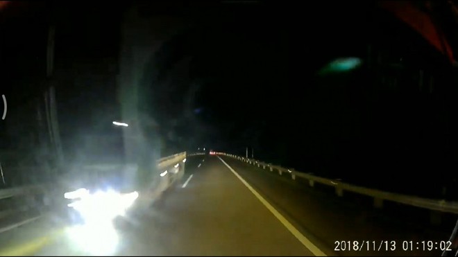 Xác minh xe tải bật đèn pha, lao ngược chiều giữa đêm trên cao tốc Nội Bài - Lào Cai - Ảnh 1.