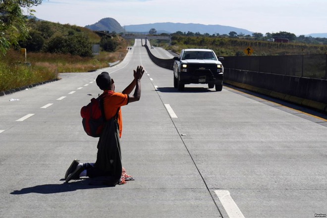 24h qua ảnh: Người di cư quỳ trên đường xin đi nhờ ô tô tới Mỹ - Ảnh 3.