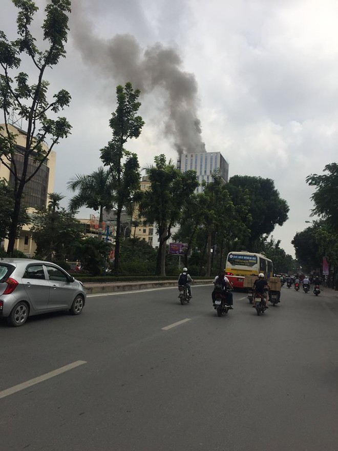 Hà Nội: Cháy lớn tại tòa nhà cao tầng đang thi công trên đường Hoàng Quốc Việt - Ảnh 4.