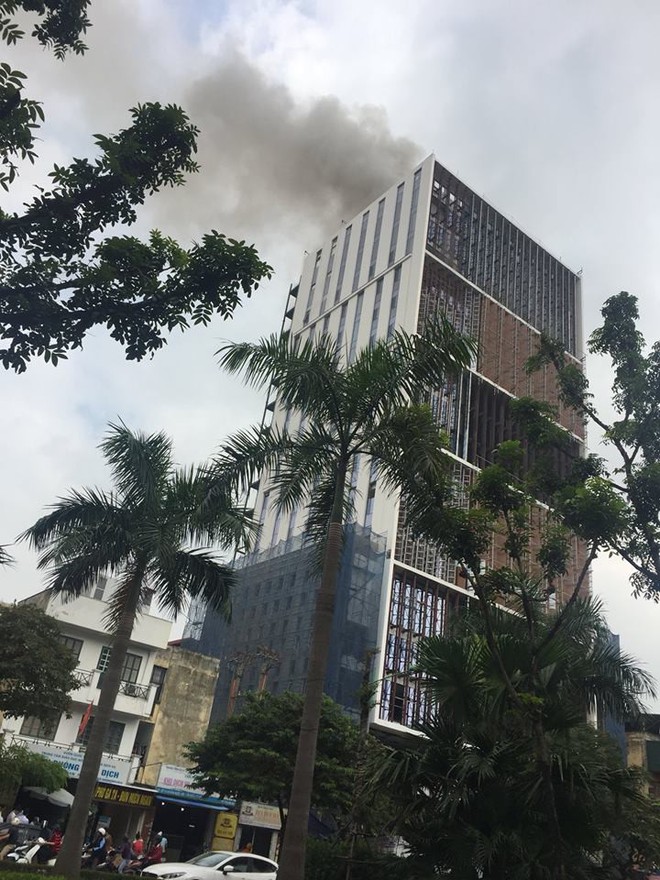 Hà Nội: Cháy lớn tại tòa nhà cao tầng đang thi công trên đường Hoàng Quốc Việt - Ảnh 3.