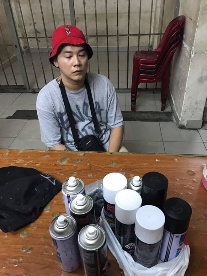 Phạt nam du khách Đài Loan vẽ bậy ở khu phố Tây 1,5 triệu đồng - Ảnh 1.