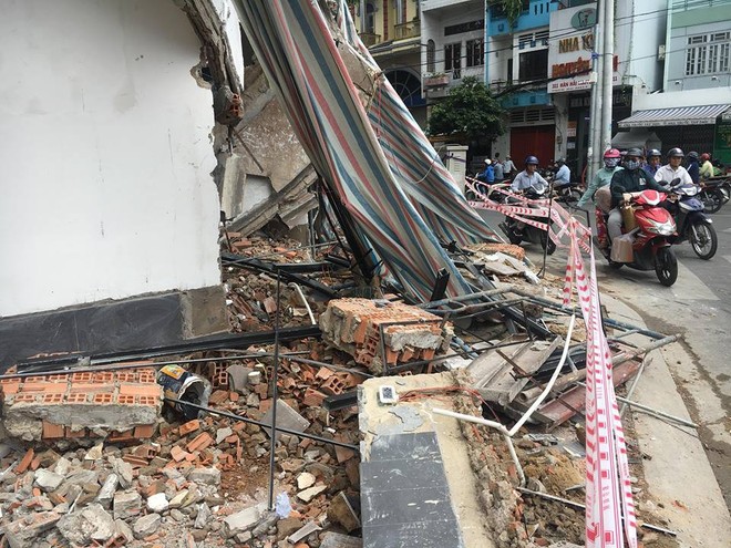 Sập công trình xây dựng, người dân bới đống đổ nát đưa hai người nguy kịch đi cấp cứu ở Sài Gòn - Ảnh 2.