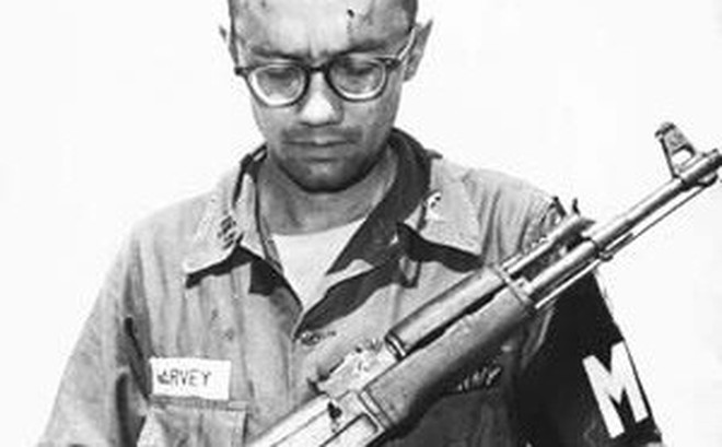 Khẩu M16 quá tệ ở Chiến tranh Việt Nam: Nhiều lính Mỹ nhặt súng AK và "quý" hơn đồ nhà!