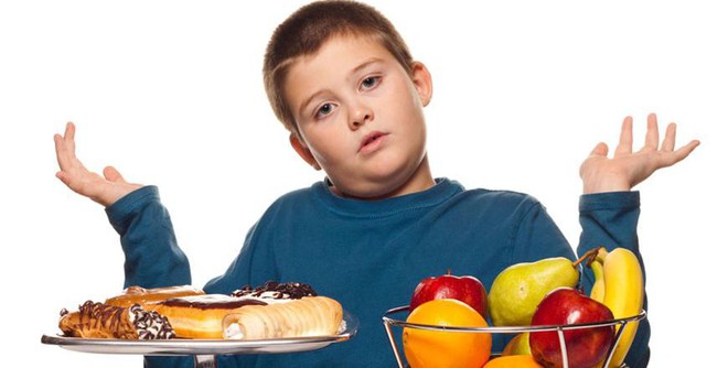 Trẻ dậy thì sớm gây ra nhiều hệ lụy: 4 thực phẩm cha mẹ nên kiểm soát chặt khi cho trẻ ăn - Ảnh 2.