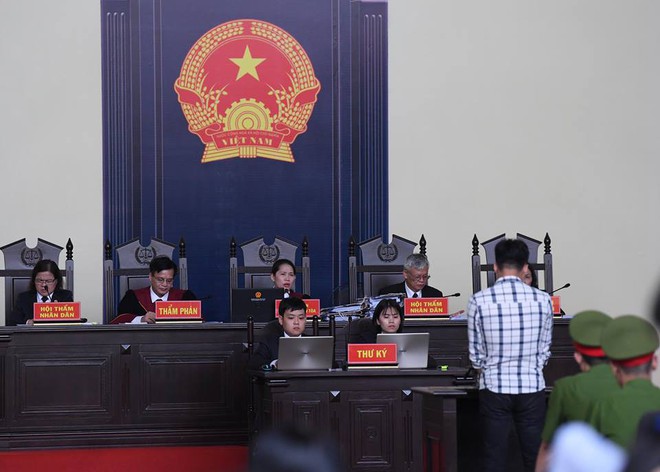 Cựu tướng Nguyễn Thanh Hóa xin hỗ trợ y tế sau khi bị đề nghị mức án, nhiều nữ bị cáo khóc - Ảnh 1.