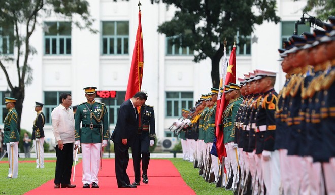 Ông Tập gặp ông Duterte: Philippines dậy sóng vì bức tranh điềm gở và vị trí lạ của quốc kỳ - Ảnh 2.