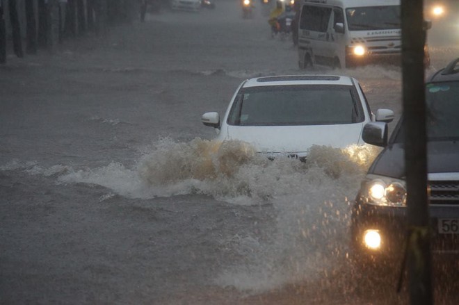 Sài Gòn mưa như trút nước, hàng chục tuyến đường bị ngập vì ảnh hưởng của bão số 9 - Ảnh 2.