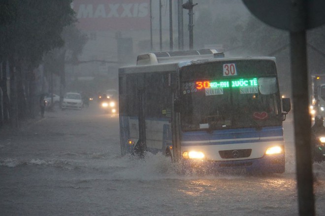 Sài Gòn mưa như trút nước, hàng chục tuyến đường bị ngập vì ảnh hưởng của bão số 9 - Ảnh 5.