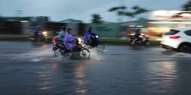 Sài Gòn mưa như trút nước, hàng chục tuyến đường bị ngập vì ảnh hưởng của bão số 9 - Ảnh 9.