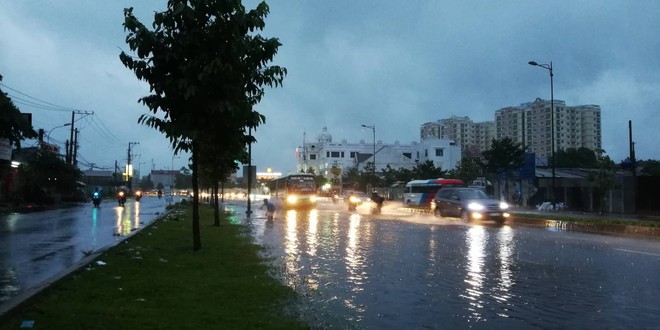 Sài Gòn mưa như trút nước, hàng chục tuyến đường bị ngập vì ảnh hưởng của bão số 9 - Ảnh 6.