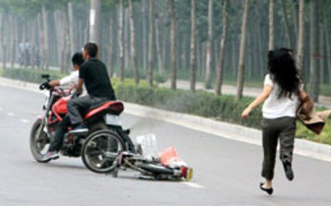 Cướp táo tợn tại Sài Gòn: Cô gái bị thanh niên  dùng roi điện đánh vào đầu, giật túi xách