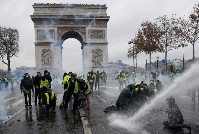 Áo vàng càn quét Paris - Thảm kịch của EU: Bộ 3 M gồng mình cứu vãn quyền lực - Ảnh 1.