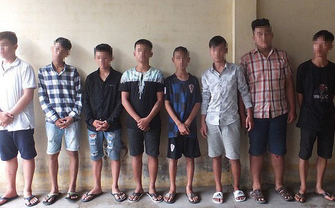 BÄng cÆ°á»p nhÃ­ dÃ¹ng dao ÄÃ¢m nhÃ³m há»c sinh Äá» láº¥y Äiá»n thoáº¡i