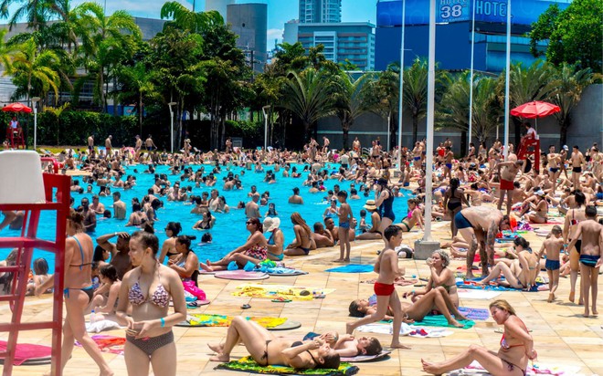 24h qua ảnh: Người dân Brazil thư giãn cạnh bể bơi để tránh nắng nóng - Ảnh 2.