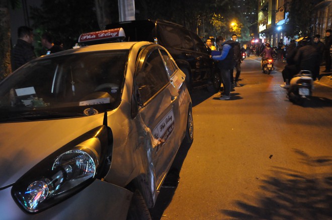 Hiện trường vụ xe sang Lexus đâm hàng chục phương tiện trên phố Hà Nội - Ảnh 3.
