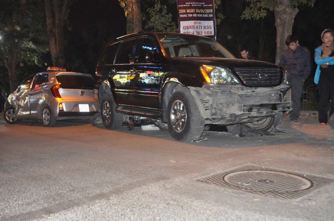 Vụ xe sang Lexus gây tai nạn liên hoàn: Nữ tài xế sau khi xuống xe đi uống nước, hút thuốc - Ảnh 1.