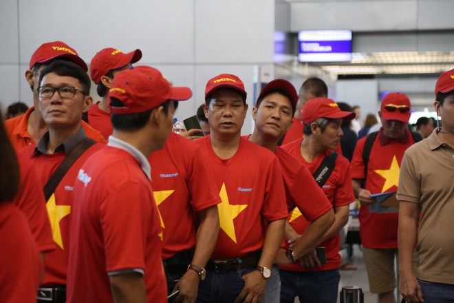 Hàng trăm CĐV nhuộm đỏ Tân Sơn Nhất, qua Philippines tiếp lửa cho tuyển Việt Nam - Ảnh 7.