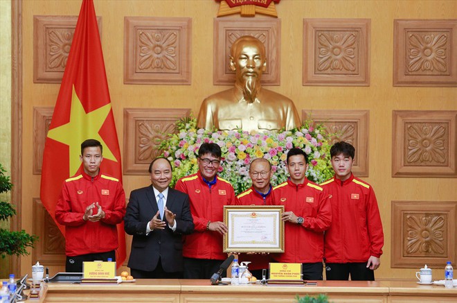 Thủ tướng trao Huân chương, Bằng khen cho HLV Park Hang Seo và đội tuyển Việt Nam - Ảnh 1.