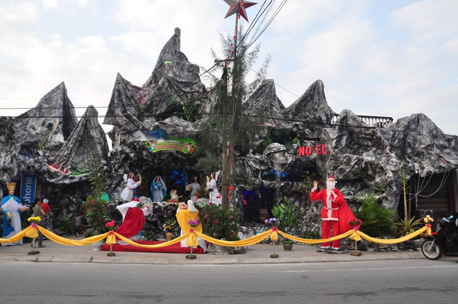Lạ mắt hang đá đêm Noel được trang trí bể cá, với cá sấu hỏa tiễn 12kg ở Nam Định - Ảnh 7.