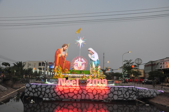 Lạ mắt hang đá đêm Noel được trang trí bể cá, với cá sấu hỏa tiễn 12kg ở Nam Định - Ảnh 28.