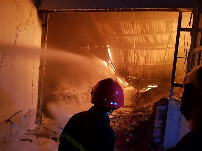 400 chiến sĩ chữa cháy tại công ty nhựa ở Khu công nghiệp Trà Nóc - Cần Thơ - Ảnh 9.
