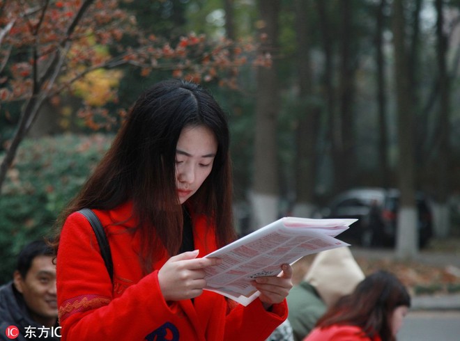 24h qua ảnh: Cô gái ôn bài trước kỳ thi công chức căng thẳng ở Trung Quốc - Ảnh 3.