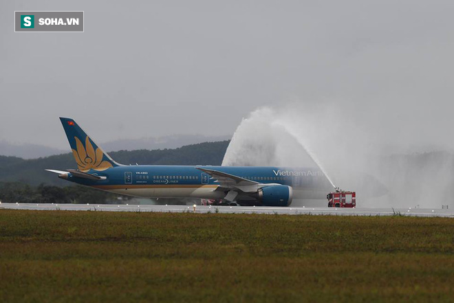 Máy bay chở Thủ tướng đáp xuống sân bay Vân Đồn - Ảnh 8.