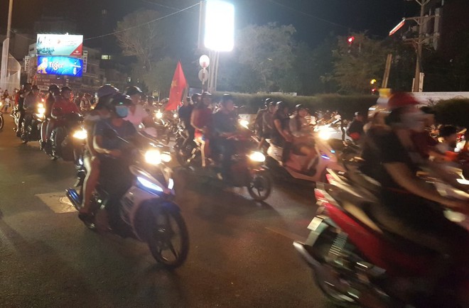 Hàng người ở Cần Thơ đổ về trung tâm Ninh Kiều sau trận thắng của đội tuyển Việt Nam - Ảnh 3.
