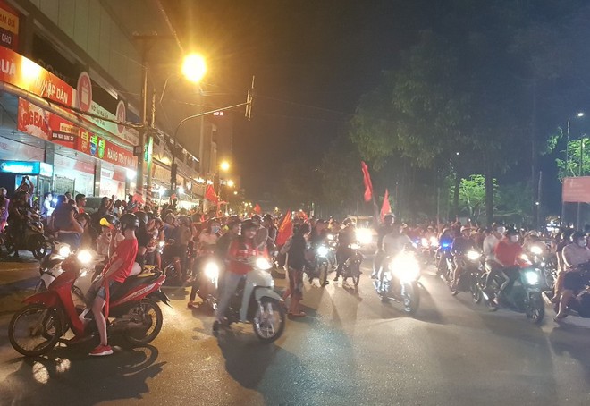 Hàng người ở Cần Thơ đổ về trung tâm Ninh Kiều sau trận thắng của đội tuyển Việt Nam - Ảnh 7.