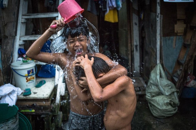 24h qua ảnh: Trẻ em tắm ngoài trời tại khu ổ chuột ở Philippines - Ảnh 3.