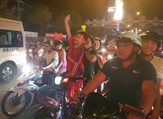 Hàng người ở Cần Thơ đổ về trung tâm Ninh Kiều sau trận thắng của đội tuyển Việt Nam - Ảnh 5.