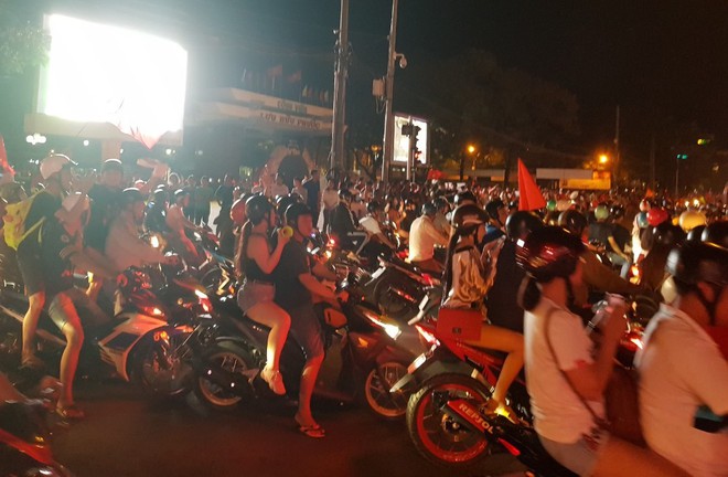 Hàng người ở Cần Thơ đổ về trung tâm Ninh Kiều sau trận thắng của đội tuyển Việt Nam - Ảnh 10.