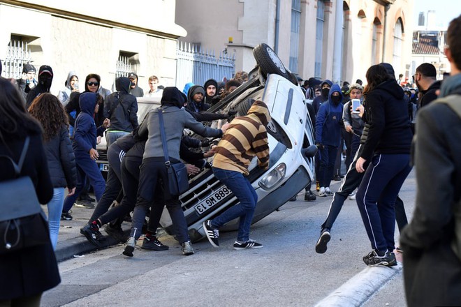 24h qua ảnh: Ô tô bị hất ngược trên phố trong cuộc biểu tình ở Pháp - Ảnh 9.