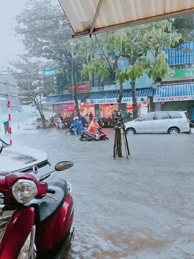 [Chùm ảnh] Sau 1 đêm mưa, Đà Nẵng ngập sâu chưa từng có trong lịch sử - Ảnh 3.