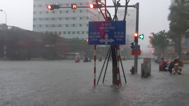 [Chùm ảnh] Sau 1 đêm mưa, Đà Nẵng ngập sâu chưa từng có trong lịch sử - Ảnh 14.