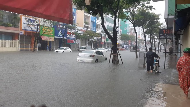 [Chùm ảnh] Sau 1 đêm mưa, Đà Nẵng ngập sâu chưa từng có trong lịch sử - Ảnh 12.