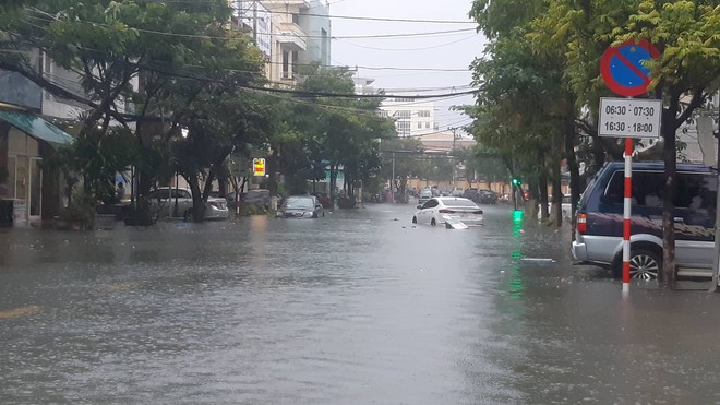 [Chùm ảnh] Sau 1 đêm mưa, Đà Nẵng ngập sâu chưa từng có trong lịch sử - Ảnh 10.