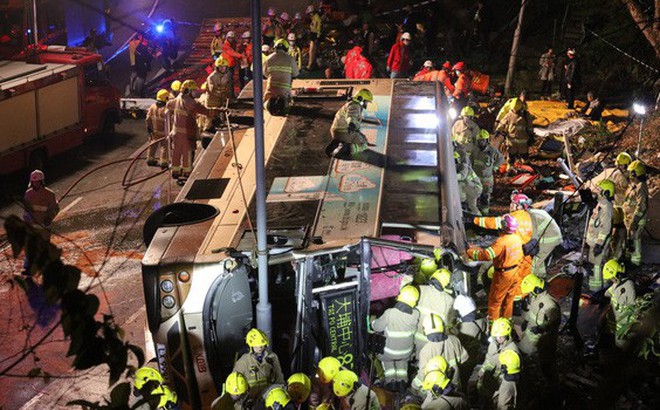 Xe buýt 2 tầng bị lật, 18 người thiệt mạng